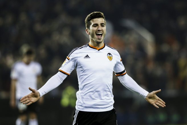 Jos Luis Gay celebra un gol con el Valencia.
