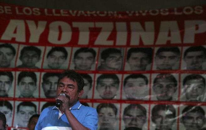 Felipe de la Cruz, padre de uno de los estudiantes desaparecidos en...