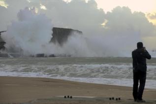 Un hombre observa las olas en la playa de Plentzia (Vizcaya), el...