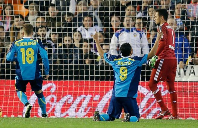 El delantero colombiano del Sevilla Bacca celebra su ltimo gol en...