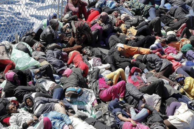 Decenas de inmigrantes, tras ser socorridos por las autoridades...