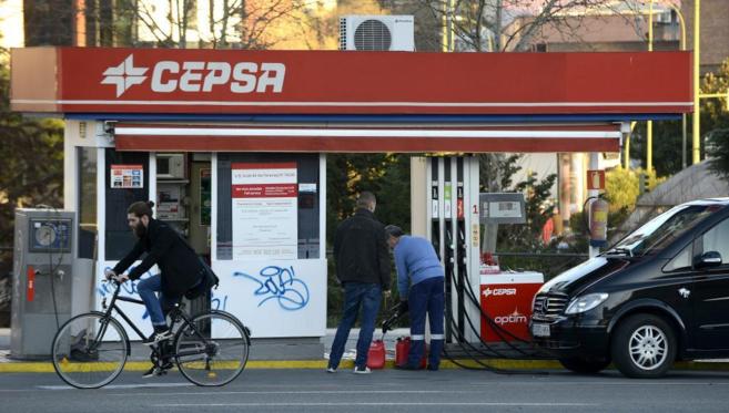 Surtidor de gasolina de CEPSA en la Avenida de los Toreros, Madrid
