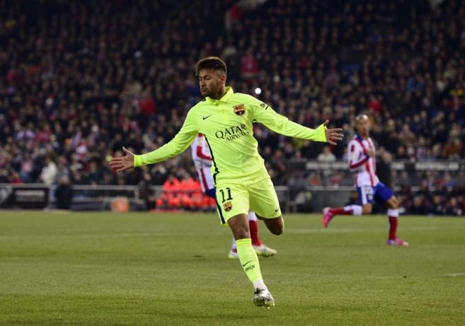 Neymar celebra uno de sus dos goles en el Caldern.