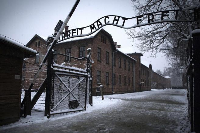 Entrada del campo de concentracin de Auschwitz, en Polonia, con la...