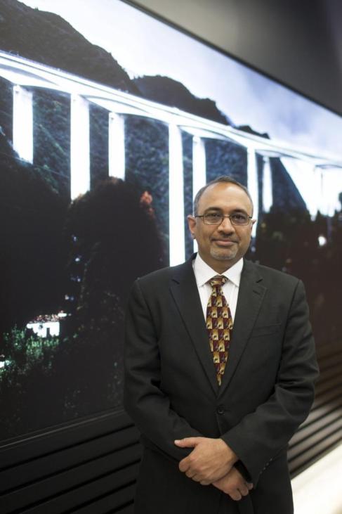 El profesor Sanjay Emani Sarma en las oficinas de Ferrovial.
