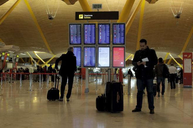 Viajeros esperando en el aeropuerto Adolfo Surez Madrid Barajas.