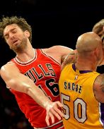 Robert Sacre, de los Lakers, bloquea a Gasol durante una jugada del...