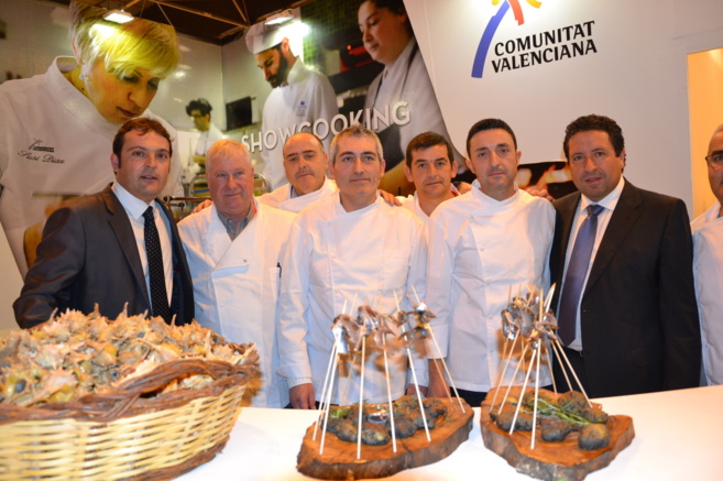 Andrs Martnez y Javier Moliner, junto con los chefs participantes...