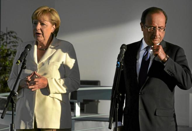 La canciller alemana, Angela Merkel, y el presidente de Francia,...