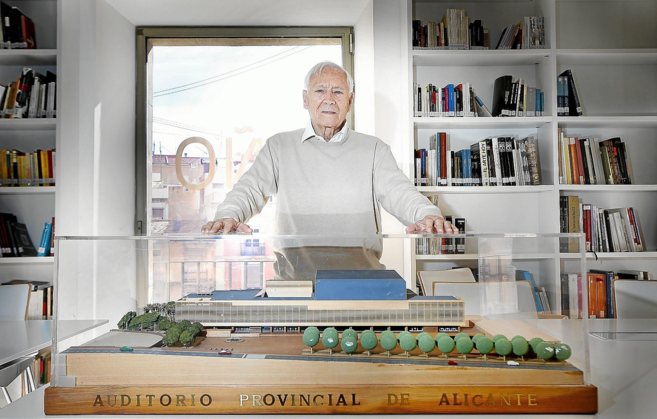 El arquitecto Garca Solera junto a la maqueta del Auditorio...