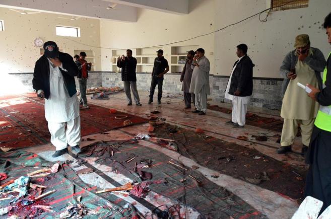 Personal de seguridad paquistan se concentra en la mezquita despus...