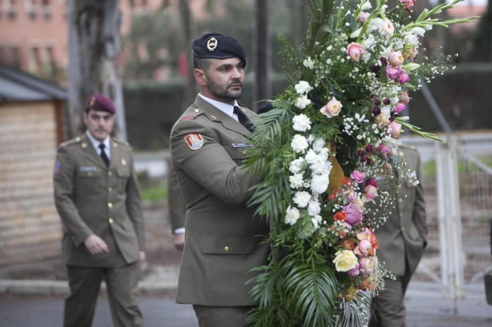 Las compaeros han llevado coronas de flores al soldado espaol...