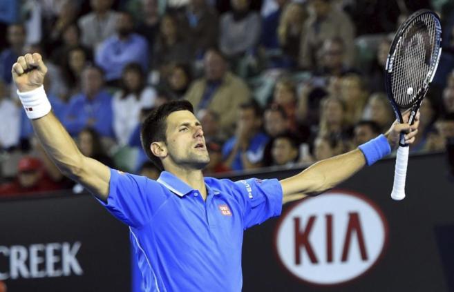 Novak Djokovic alza los brazos tras derrotar a Wawrinka y acceder a la...