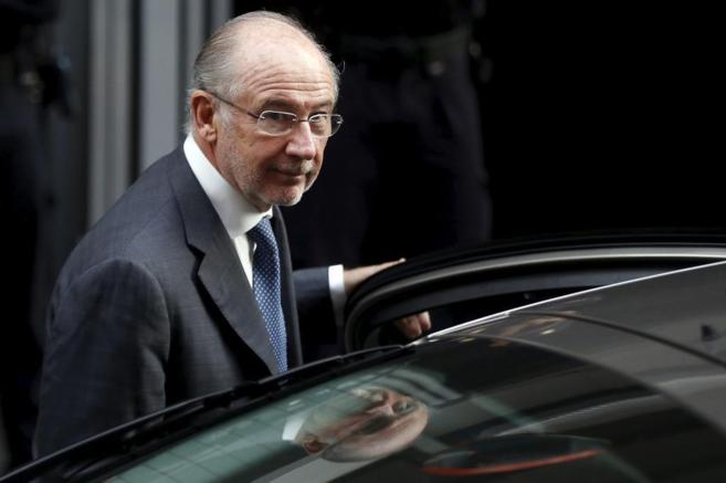 Rodrigo Rato, ex presidente de Bankia, metindose en un coche