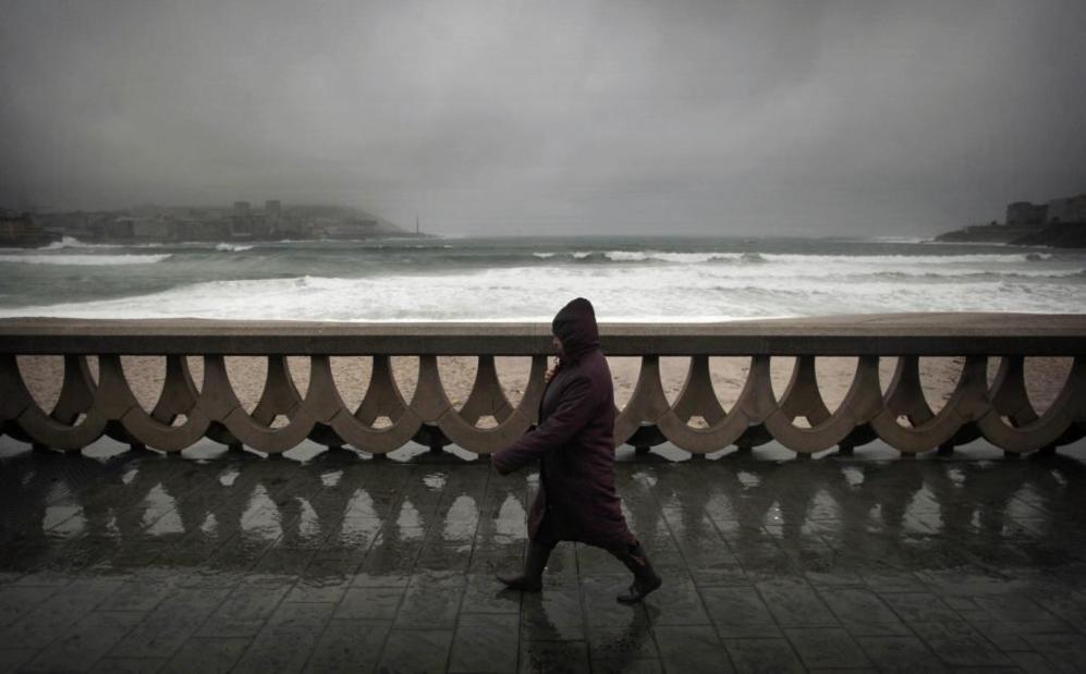 El temporal que azota desde ayer Galicia, con vientos que rondaron los...