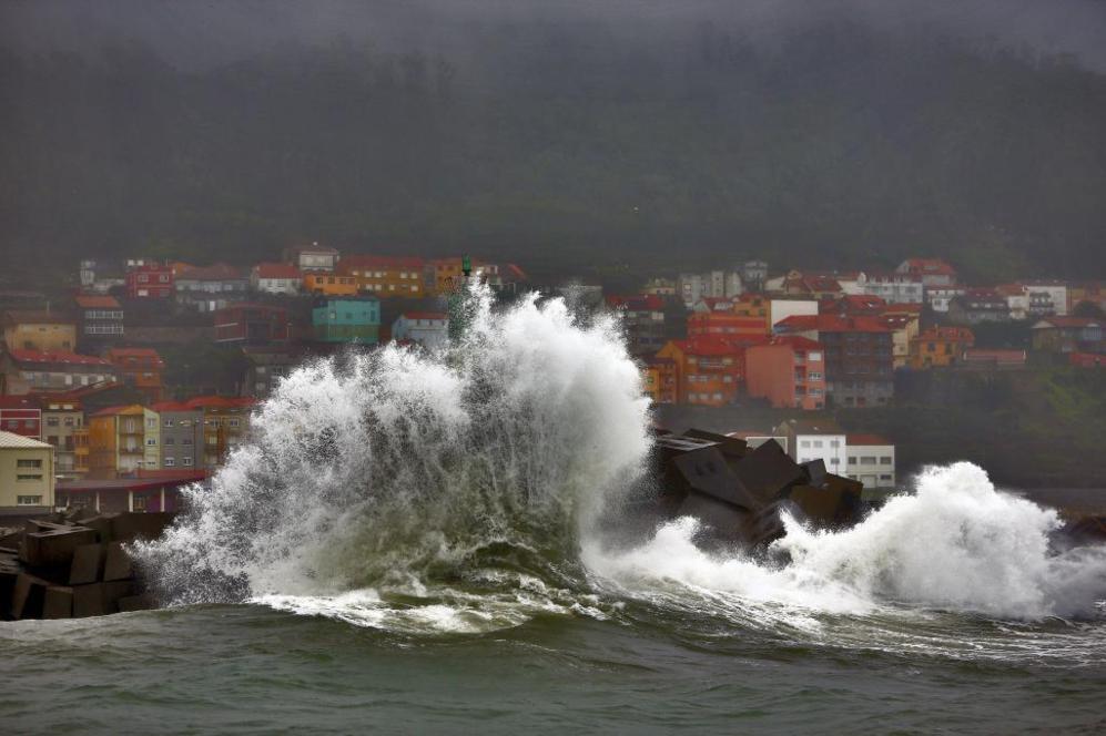 El Puerto de la Guardia, en la costa gallega, ha amanecido hoy con...