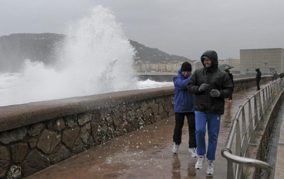 29/01/2015.- Una ola rompe en el Paseo Nuevo de San Sebastin, donde...