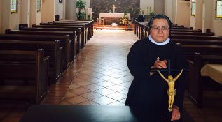 La madre Rosario muestra el crucifijo.
