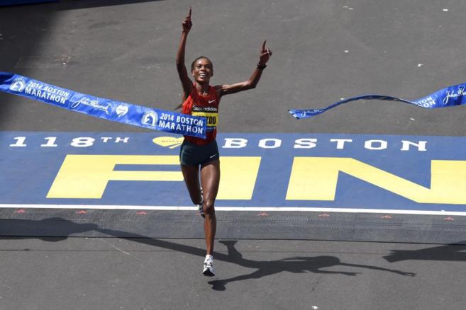Rita Jeptoo cruza la meta primera en el Maratn de Boston de 2014.