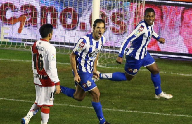 Celso Borges (centro) celebra uno de sus dos goles al Rayo.
