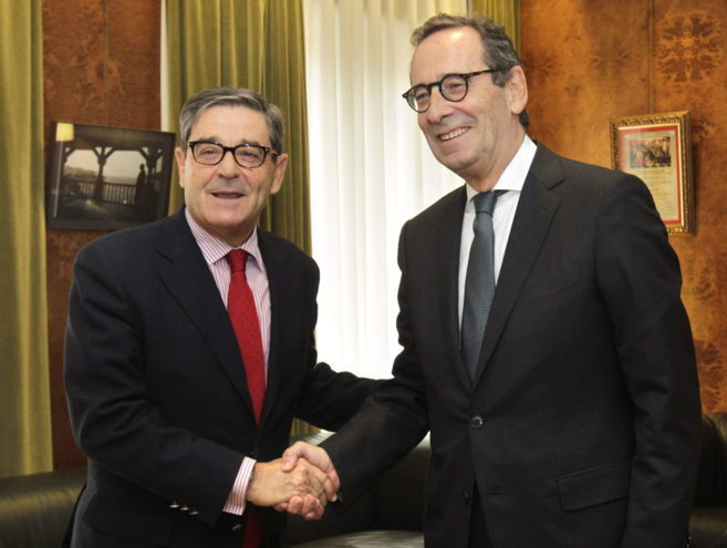 Mario Fernndez, a la izquierda, con el actual presidente de...
