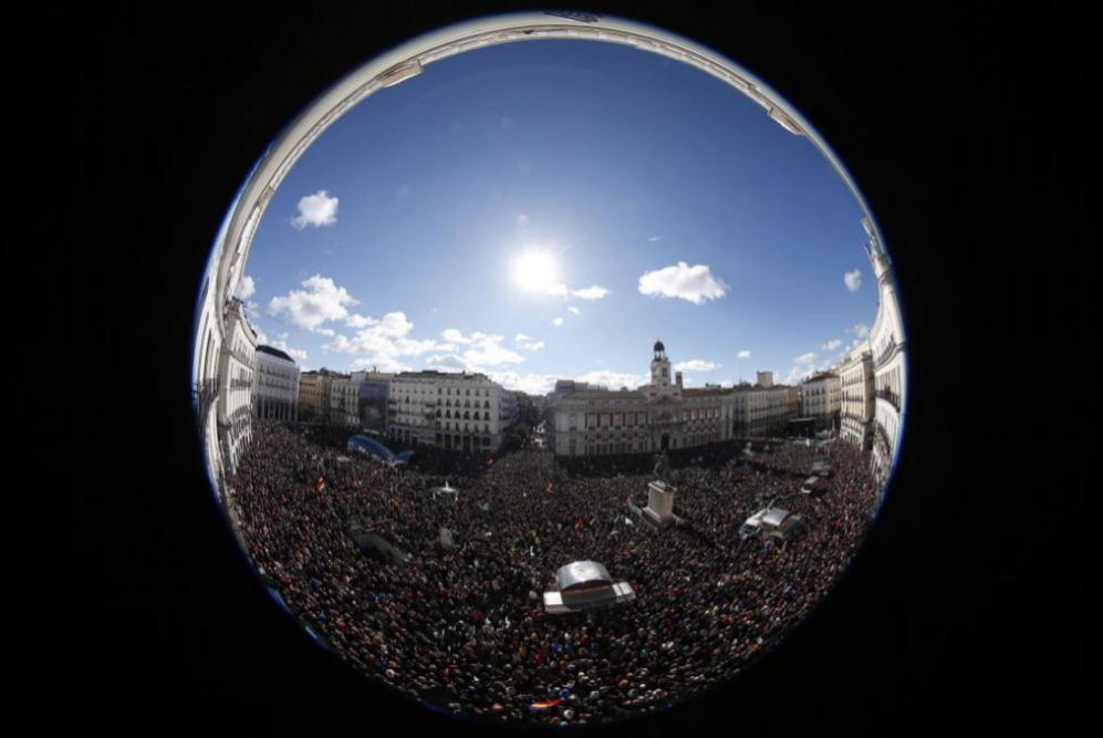 Vista de la Puerta del Sol donde miles de personas se encuentran...
