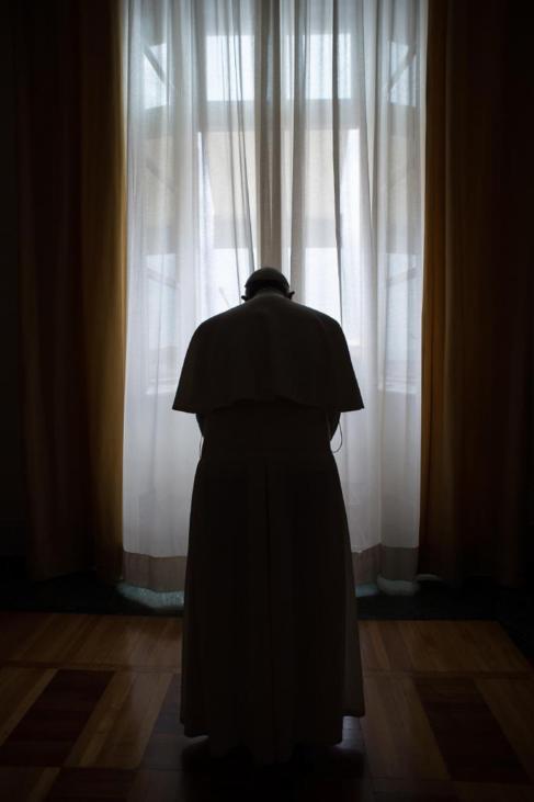 El Papa Francisco, junto a una ventana en su apartamento privado.