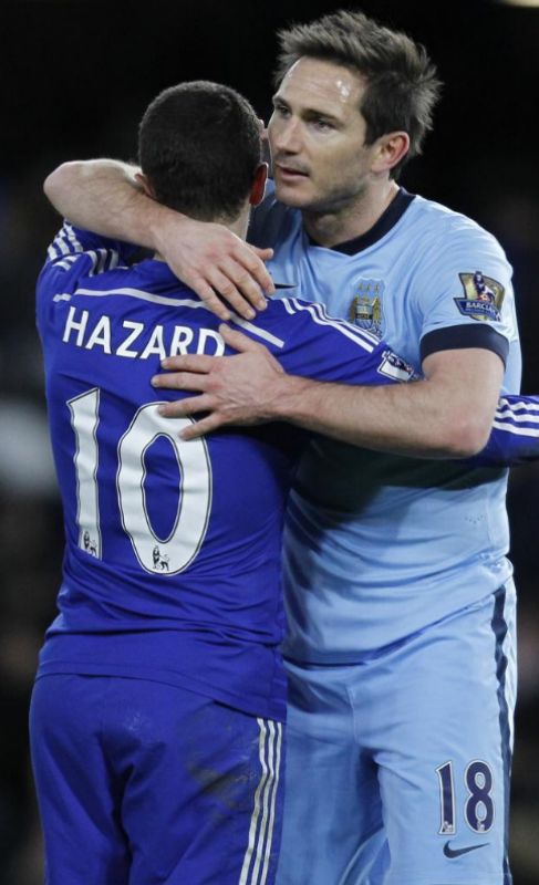 Abrazo entre Lampard y Hazard al trmino del partido.