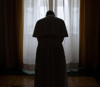 El Papa Francisco junto a una ventana en sus apartamentos privados.