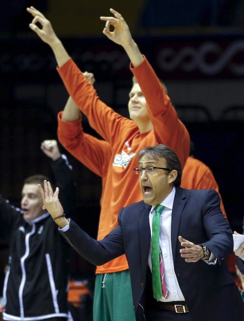 Luis Casimiro, junto a Porzingis, en el duelo con el Valencia Basket.