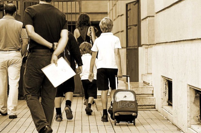 Un grupo de nios se dirigen a la escuela.