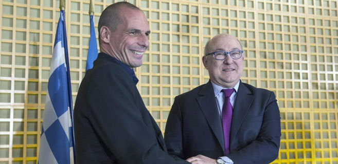 El ministro de Finanzas griego, Yanis Varufakis (i), y su homlogo...