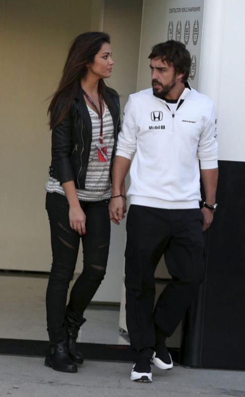 Alonso, junto a Lara Alvrez, su nueva pareja, en Jerez.