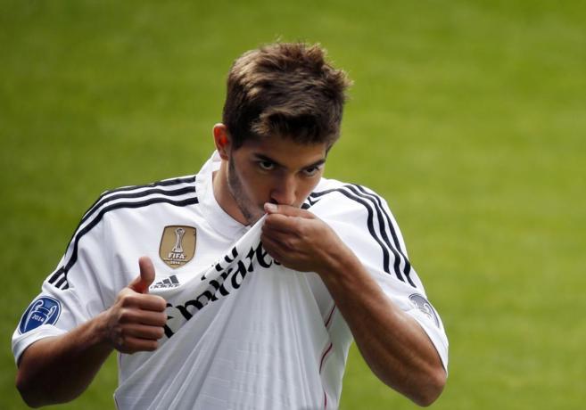 Lucas Silva se besa la camiseta durante su presentacin con el Real...