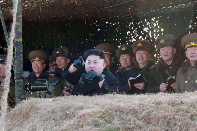 Kim Jong-un, rodeado de oficiales, supervisa unas maniobras del...