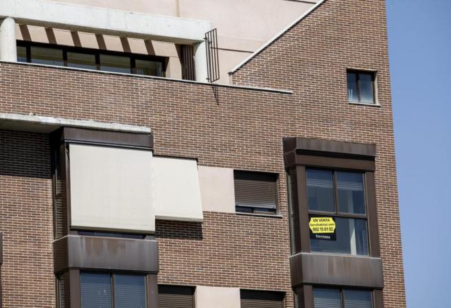 Imagen de la fachada de una vivienda con un cartel que anuncia la...
