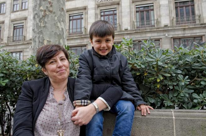 Susana Lozano, junto a su hijo Gonzalo de seis aos en Barcelona.