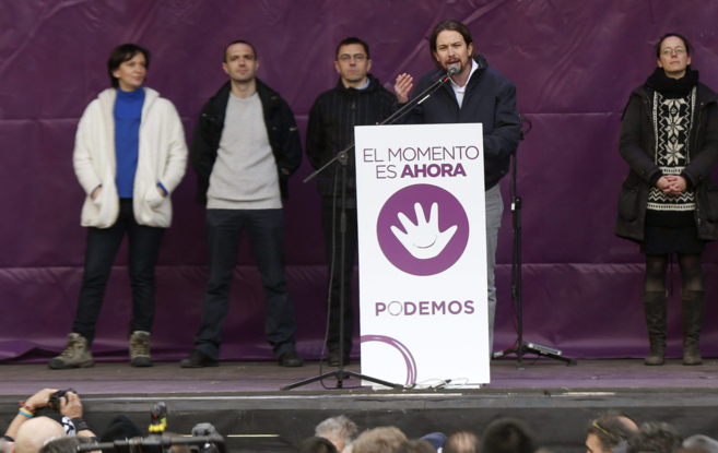 Luis Alegre (segundo por la izquierda), el sbado, en la Puerta del...