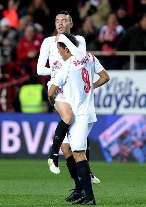 El delantero sevillista y su compaero Carlos Bacca celebran el gol...