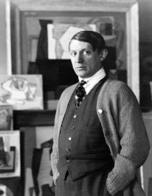 Pablo Picasso, retratado por Man Ray en su taller de la calle La...