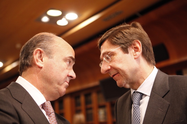 El ministro de Economía, Luis de Guindos, y el presidente de Bankia,...