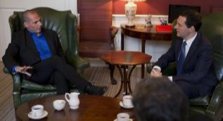 Varufakis (i) y Osborne charlan hoy en Londres.