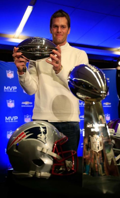 Brady, con la Super Bowl y su trofeo de MVP.