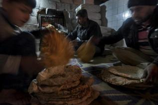 Civiles fabrican pan en el nico horno de Kobane.