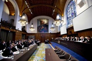 El jurado presenta el veredicto en el TPI de La Haya.