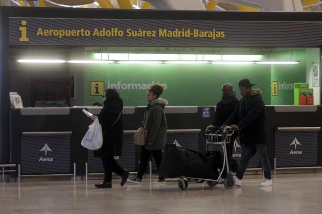 Mostradores de información de Aena en el aeropuerto Adolfo Suarez...