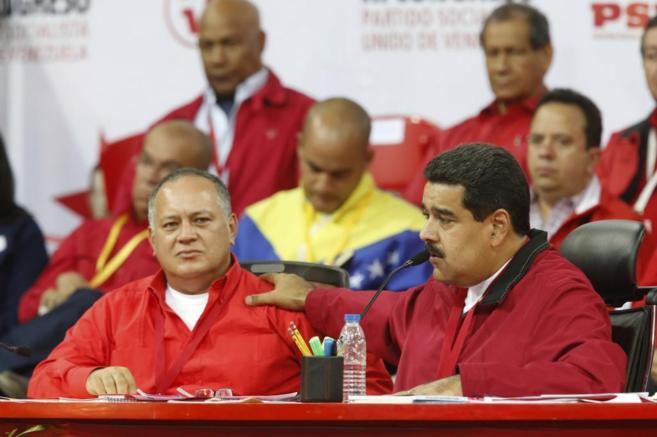 El presidente de Venezuela, Nicols Maduro (dcha.), junto al lder...