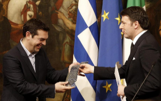 Renzi le ha regalado a Tsipras una corbata.