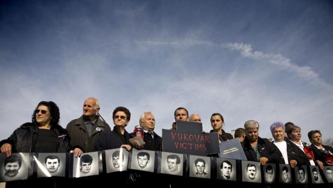Familiares de víctimas de la masacre de Vukovar piden justicia ante...