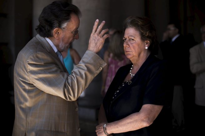 Alfonso Grau charla con Rita Barber, en una imagen de archivo.